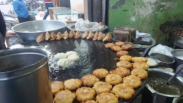Patta Chat Bhandar ( Bhushan Tikki Wale, Nakli Tikki Wale )