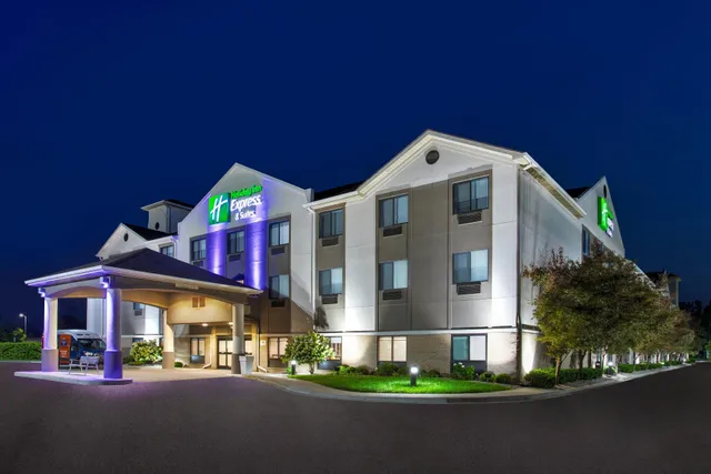 Holiday Inn Express & Suites Belleville (Airport Area) by IHG