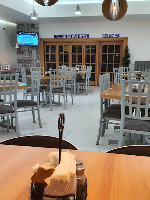 Olas Cocina Internacional & Sushi