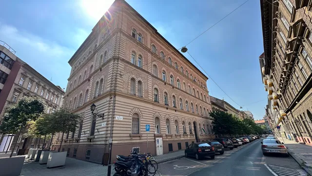 New York Cafe Apt in Center