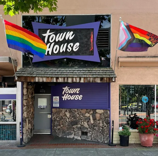 Town House Cocktail Lounge