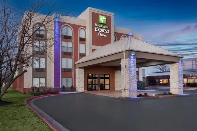 Holiday Inn Express & Suites Bentonville by IHG