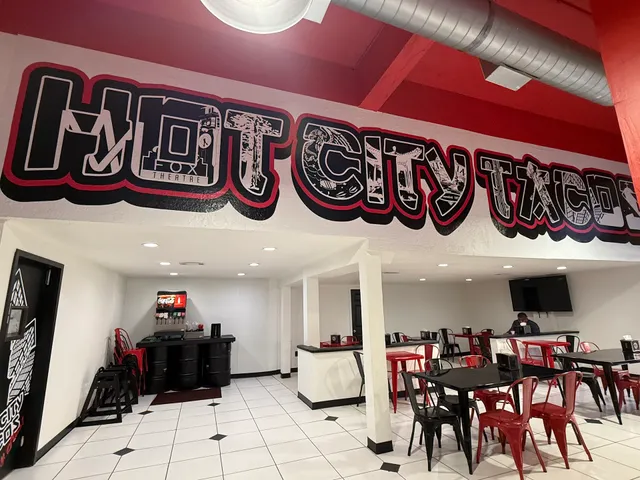 Hot City Tacos y Más!