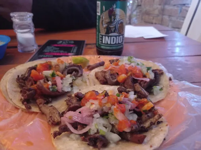 2 once tacos&cheves banqueteros