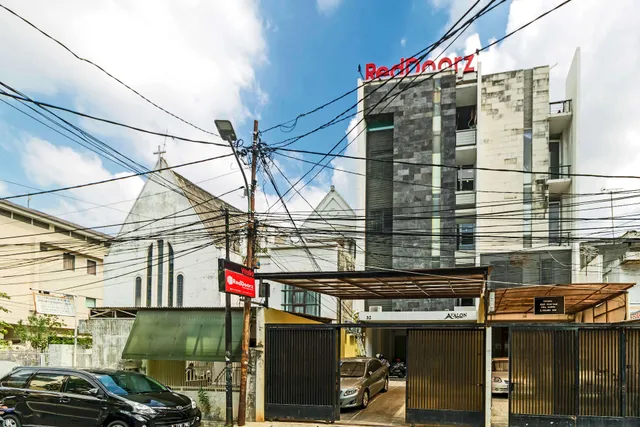 RedDoorz Plus @ Pasar Baru