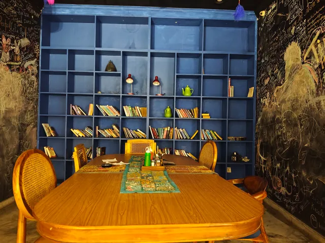 Planter's Tea & Book Cafe