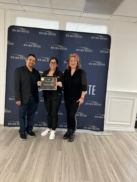 Dfw Skin Institute Escuela de Cosmetologia, Manicurista, Esteticista y Extensiones de pestañas