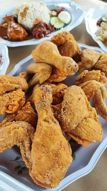 23 马六甲椰浆饭 Melaka Nasi lemak (一家亲美食阁)