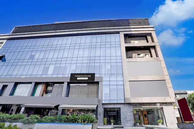 Super Townhouse PBG Mall Vashi