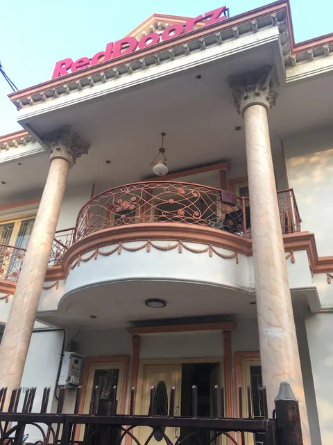 RedDoorz Plus @ Cempaka Putih Timur