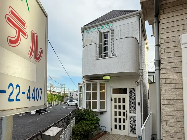 Ladies Inn White Hotel