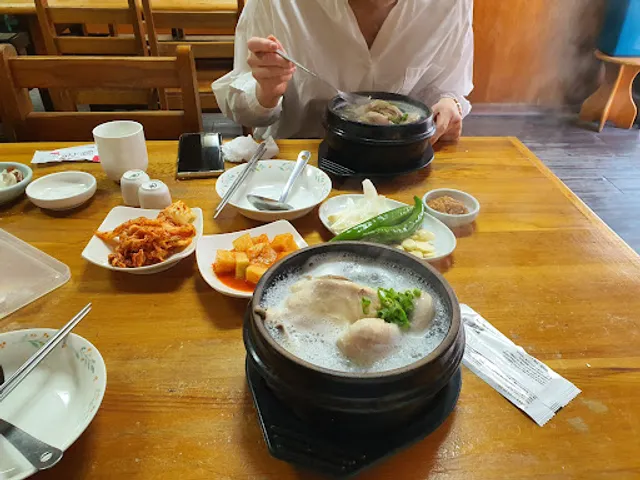 백년백세전통삼계탕