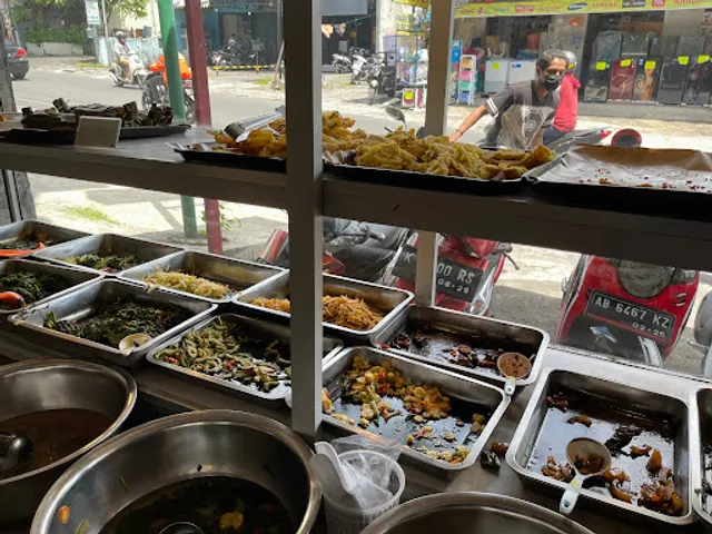 Rumah Makan Rata Rata