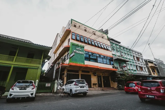 RedDoorz Plus near WTC Batanghari Mall