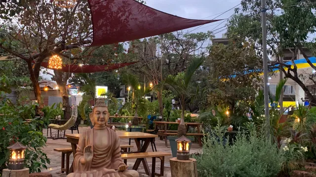 Klay's Cocktail Bar and Restaurant