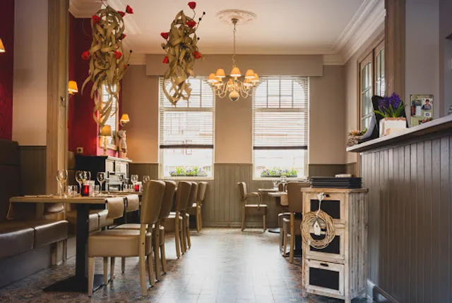 Restaurant - Hotel - Scooterverhuur 't Oud Gemeentehuis Poelkapelle