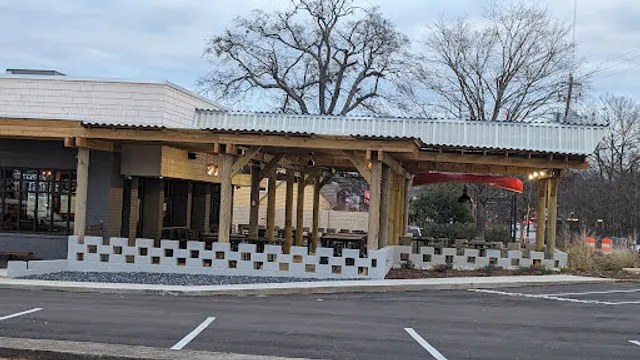 Six Feet Under Pub & Fish House - Cheshire Bridge