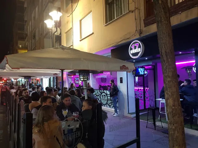 Seventeen Café & Pub