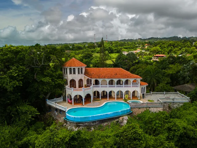 El Castillo Tropical