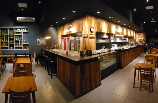 PLAZA Resto / Bar