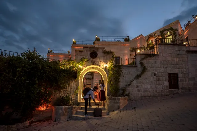 Aşk ve Mavi Konağı Sinasos Palace Cave Hotel