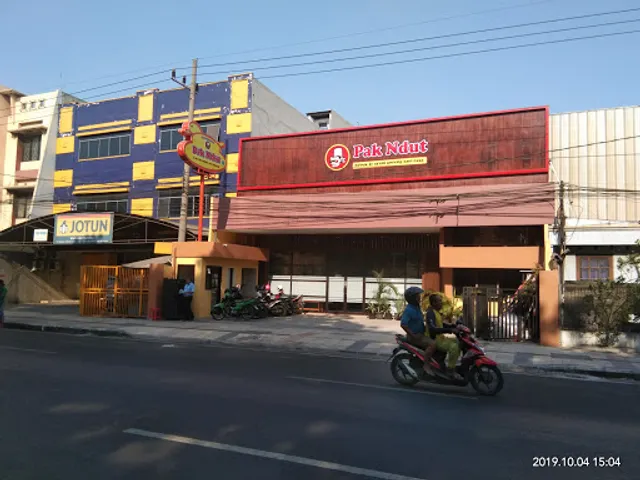 Bebek dan Ayam Goreng Pak Ndut Surabaya