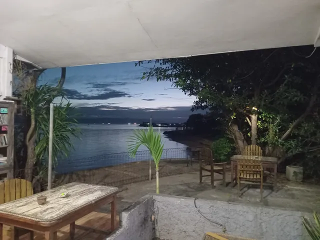 Lavalon Seaview Hostel & Cafe