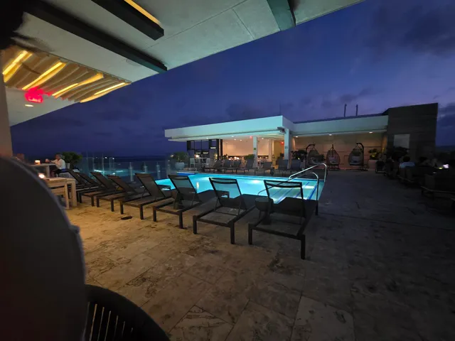 Vista Rooftop Pool & Lounge