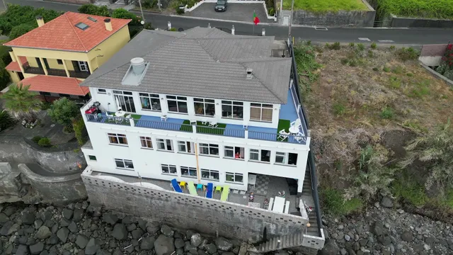 The Waves Apartments & Hostel