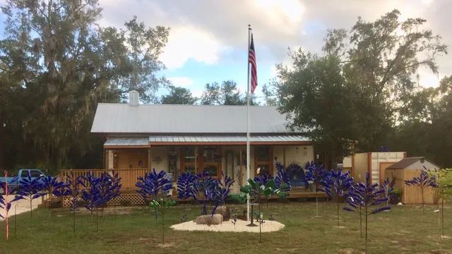 Cubby's Stained Glass & Bottle Trees