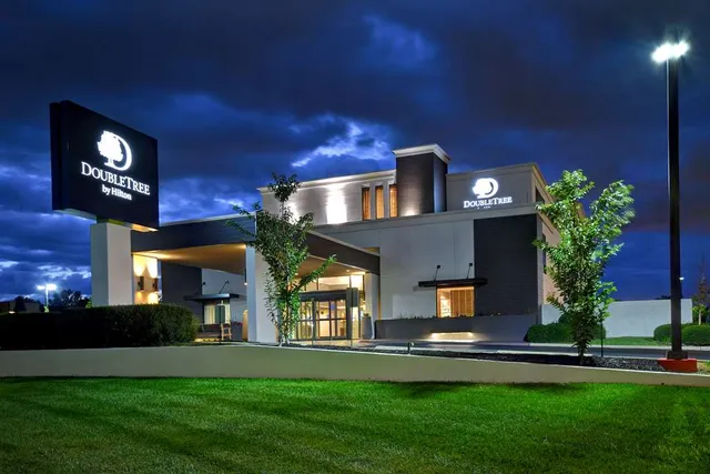 DoubleTree by Hilton St. Louis Airport