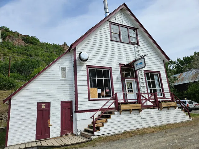 Stikine River Song Cafe & Lodge