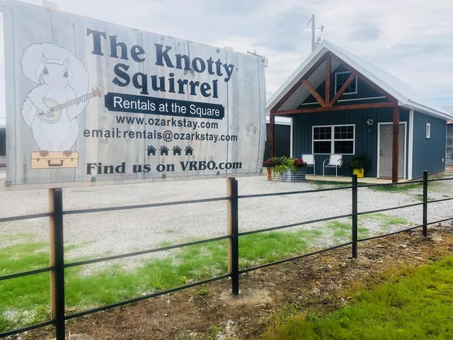 The Knotty Squirrel