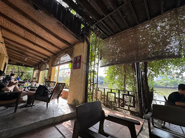 La-man Riverside Café