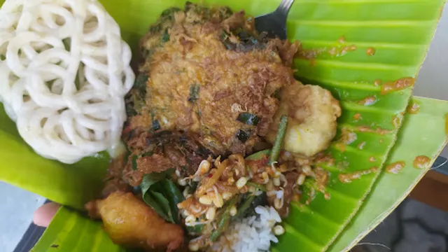 Lesehan Pecel Pincuk Mbak Mari
