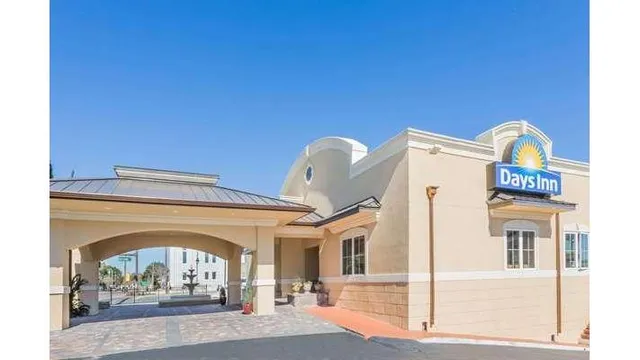Days Inn by Wyndham Pensacola - Historic Downtown