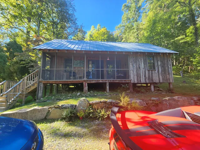 Walnut Grove Farmhouse (airbnb)