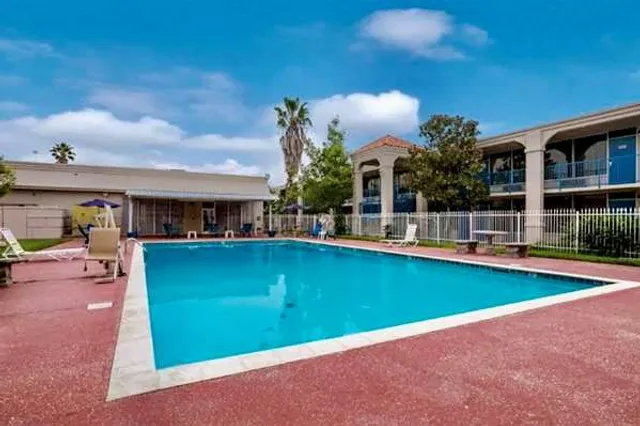 Travelodge by Wyndham Baton Rouge East