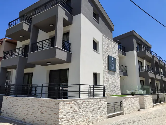 FOUR SHADES LUXURY SUITES