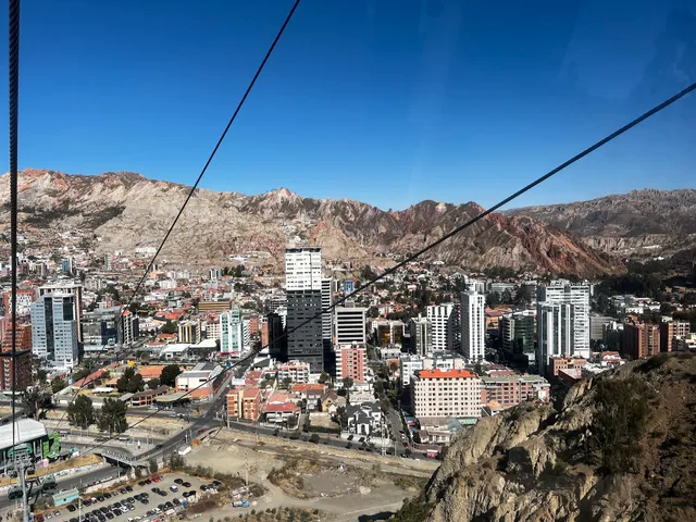 Líneas Amarilla y Verde Teleférico, Curva de Holguín