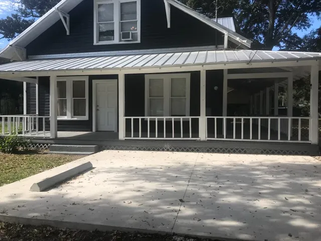 UPTOWN STITCH DESIGN STUDIO & ALTERATIONS