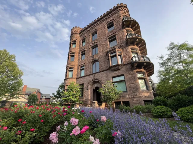 El Moore Lodge & Residences