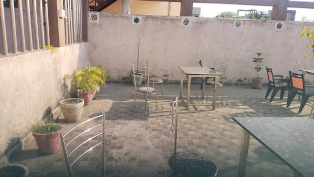 La Horee Deluxe Bar & Restaurant