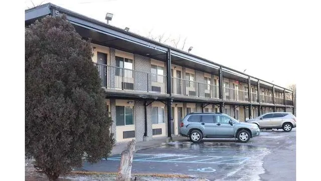 Travelodge by Wyndham Livonia - Detroit