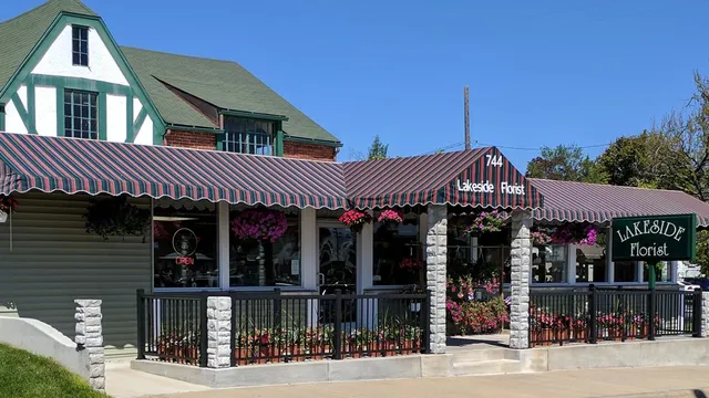 Lakeside Florist LLC - Local Family Owned