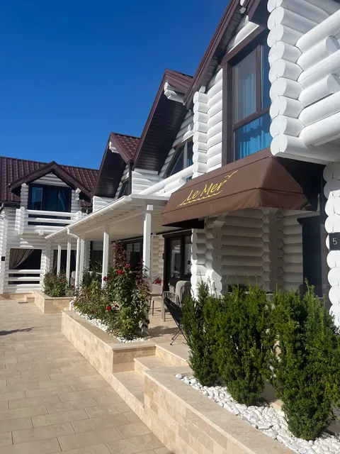 Le Mer Hotel & Restaurant