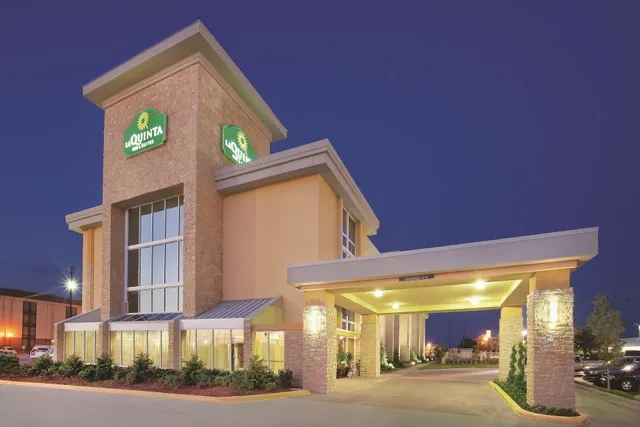 La Quinta Inn & Suites by Wyndham Dallas I-35 Walnut Hill Ln