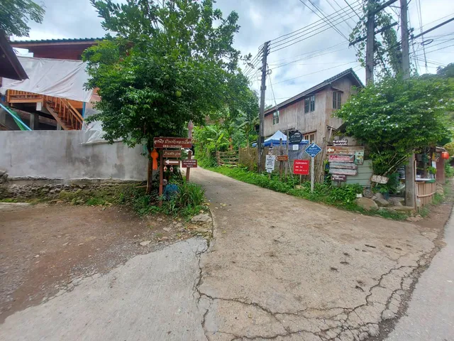 Lung Neuk Ban Dok Meang