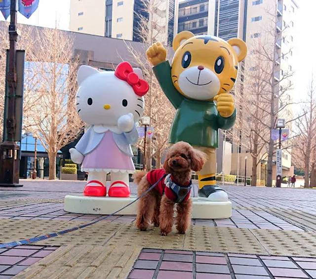 しまじろうとキティちゃんの像