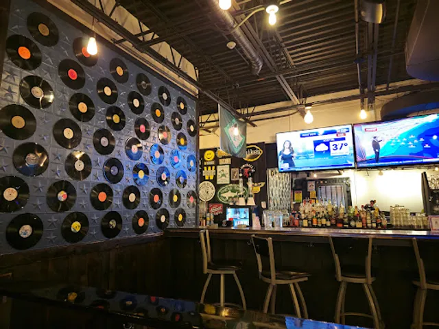 Lucky’s 777 Bar & Grill